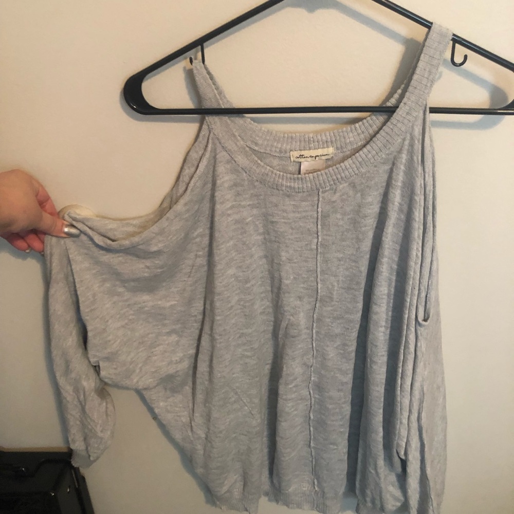 Cute sweat with cut out shoulders